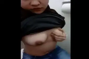 ABG Jilbab Hitam Colmek Basah Di Toilet Umum Hot